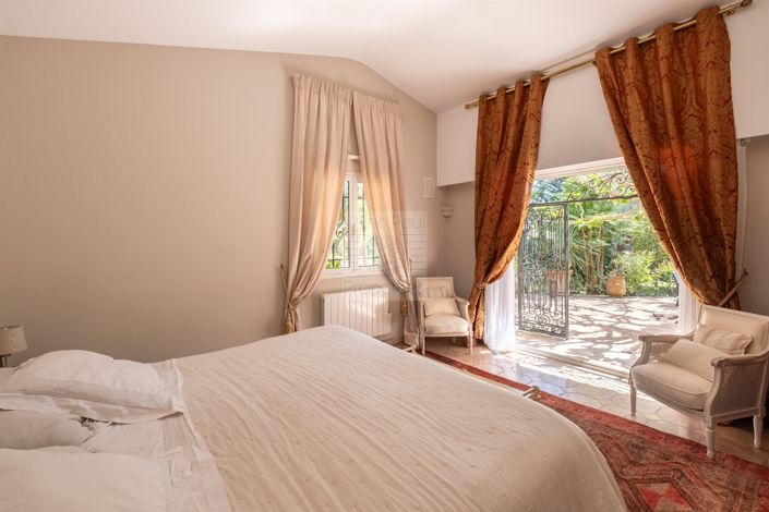 Image No.8-5 Bed House for sale