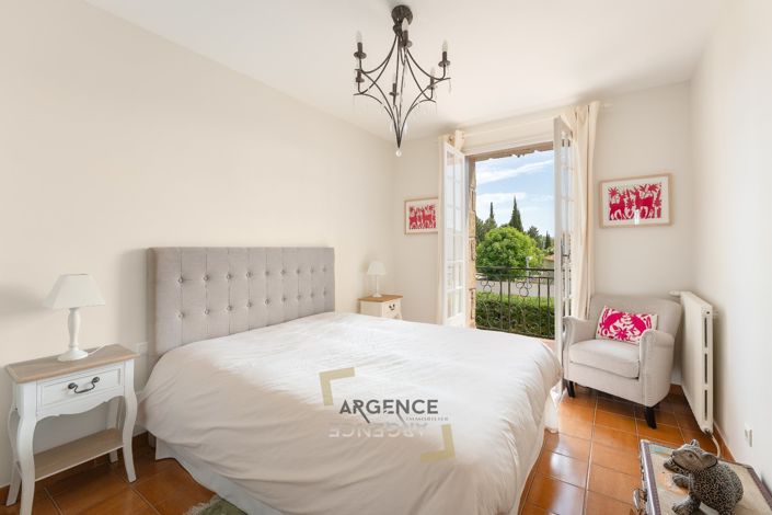 Image No.12-5 Bed Property for sale