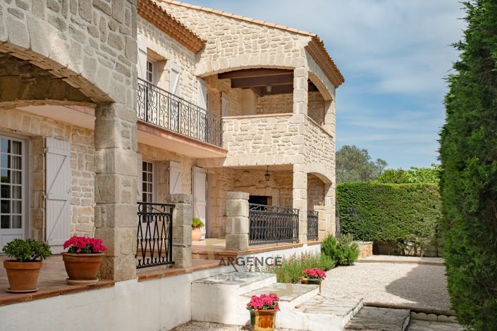 Image No.2-5 Bed Property for sale