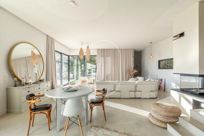 Image No.3-4 Bed House for sale