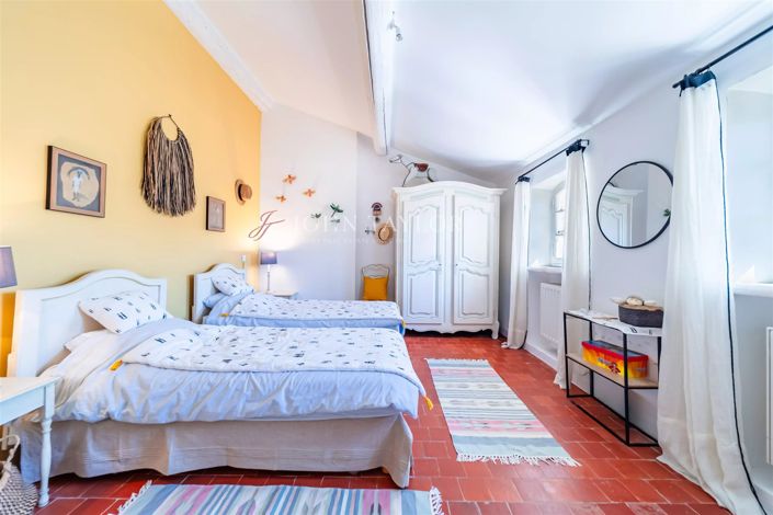 Image No.16-6 Bed House for sale