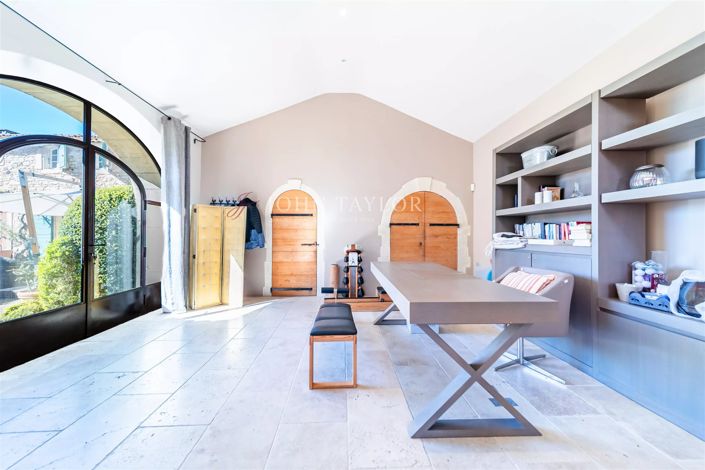 Image No.8-6 Bed House for sale
