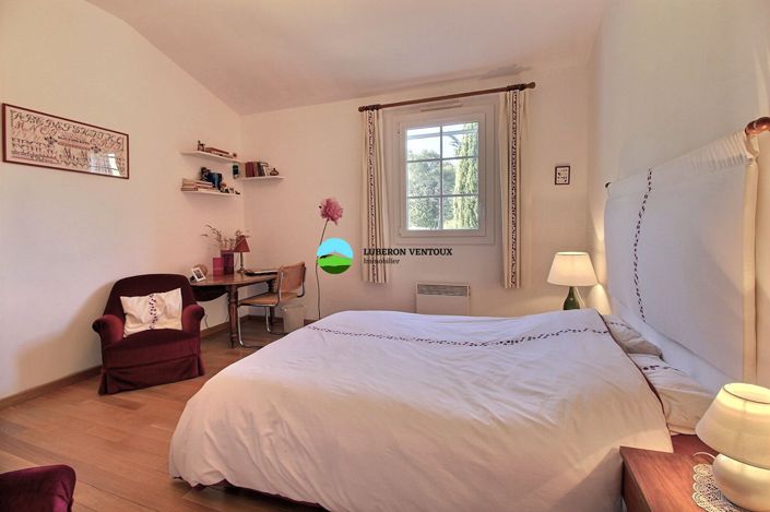 Image No.12-6 Bed Property for sale