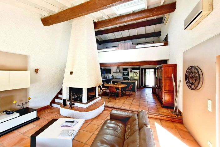 Image No.2-4 Bed House for sale