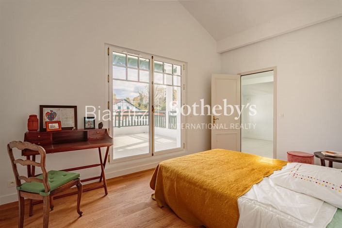 Image No.8-5 Bed Property for sale