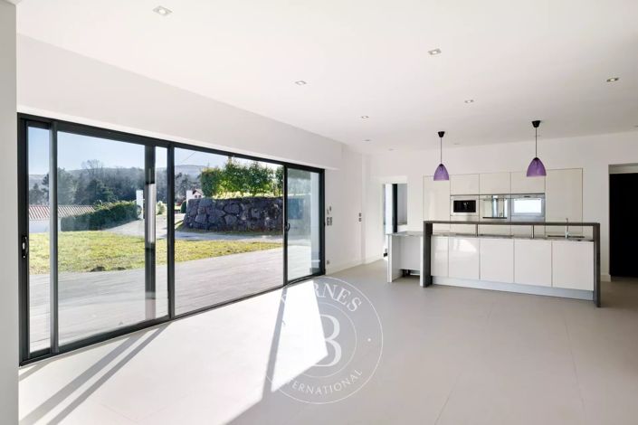 Image No.11-6 Bed House for sale