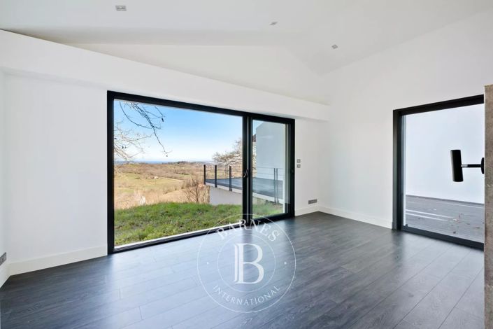Image No.14-6 Bed House for sale