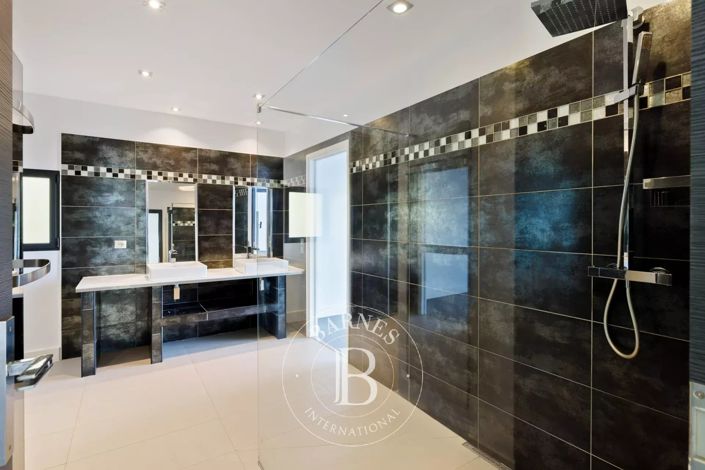 Image No.15-6 Bed House for sale