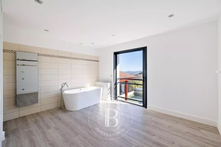 Image No.16-6 Bed House for sale