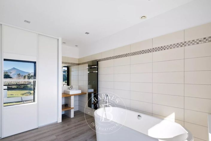 Image No.17-6 Bed House for sale