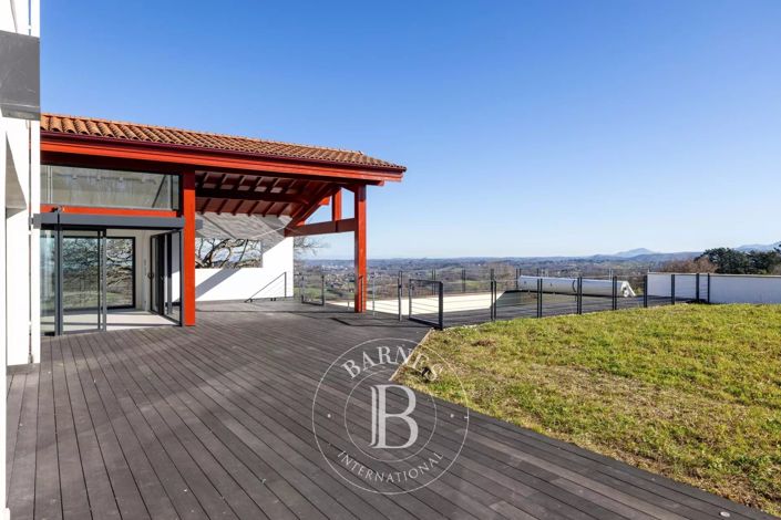 Image No.6-6 Bed House for sale