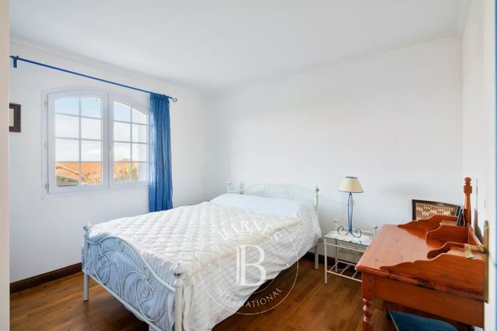 Image No.10-3 Bed House for sale