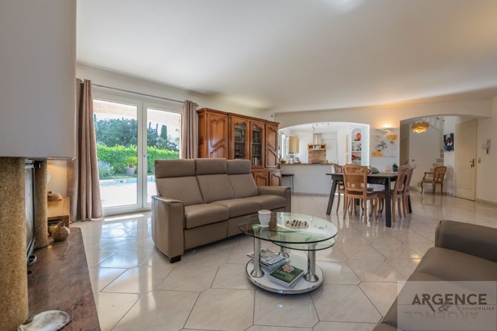 Image No.5-5 Bed Property for sale