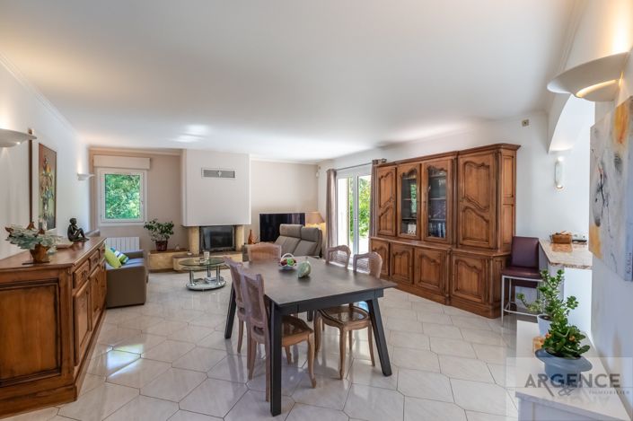 Image No.6-5 Bed Property for sale