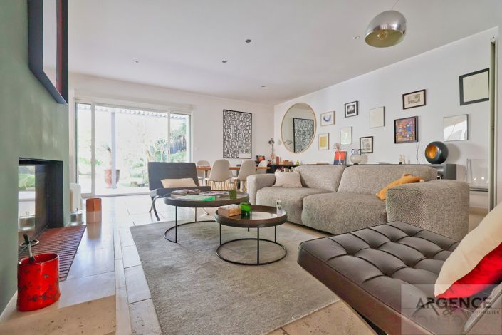 Image No.12-5 Bed Property for sale