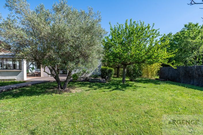 Image No.10-6 Bed Property for sale
