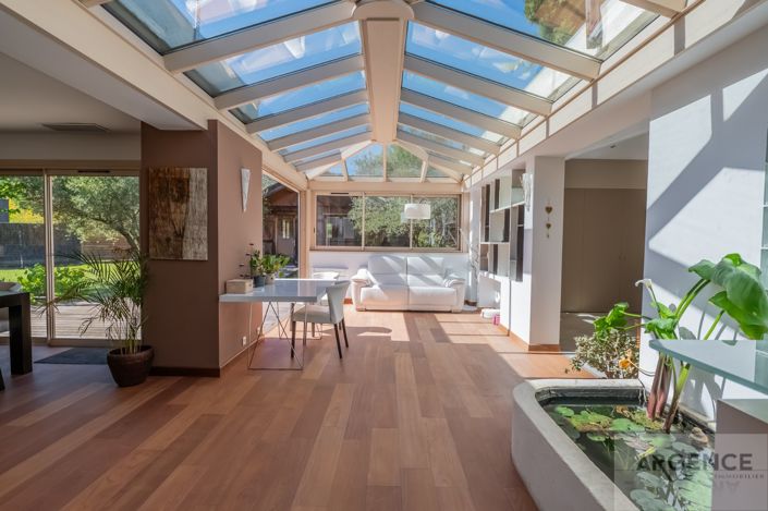 Image No.4-6 Bed Property for sale