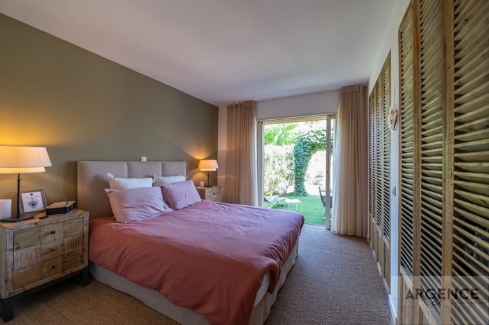 Image No.8-6 Bed Property for sale
