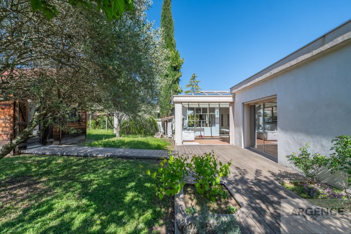 Image No.9-6 Bed Property for sale