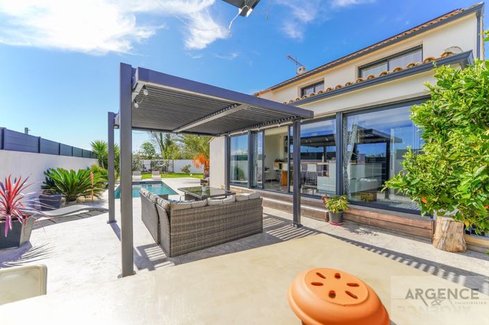 Image No.4-4 Bed Property for sale