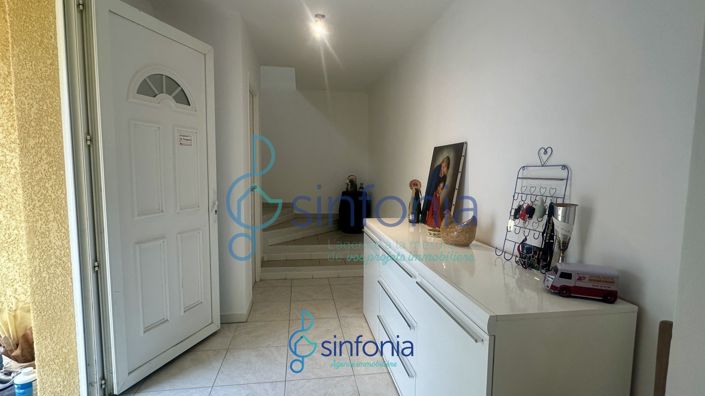 Image No.8-5 Bed House for sale