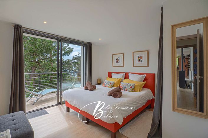 Image No.12-8 Bed Property for sale