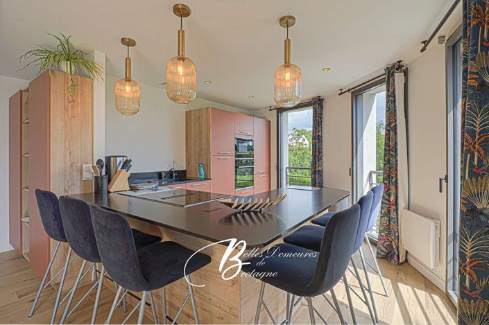 Image No.8-8 Bed Property for sale
