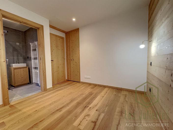 Image No.8-5 Bed House for sale