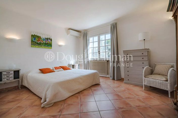 Image No.6-5 Bed House for sale