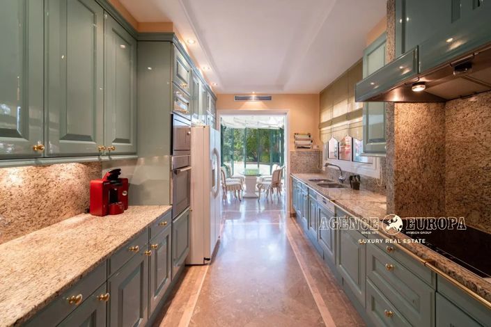 Image No.8-5 Bed House for sale