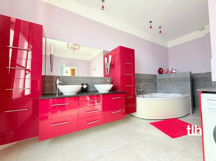 Image No.17-4 Bed Property for sale