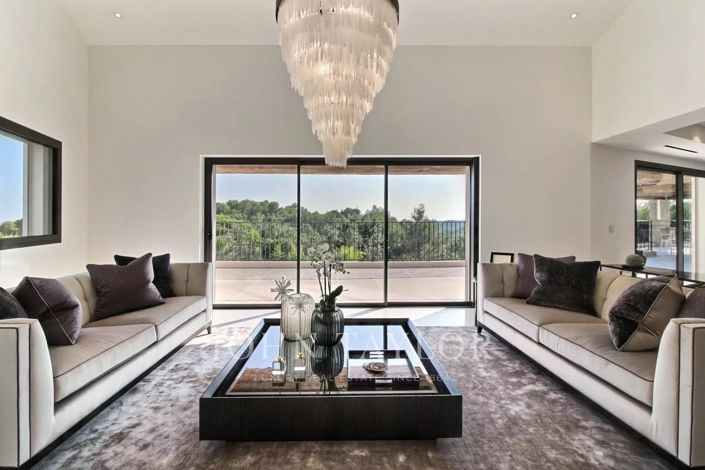 Image No.8-5 Bed House for sale
