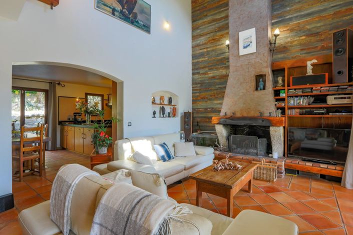 Image No.8-5 Bed House for sale