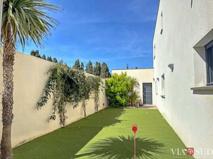 Image No.4-4 Bed Property for sale