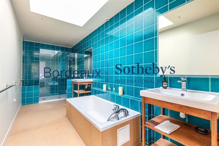Image No.6-5 Bed House for sale