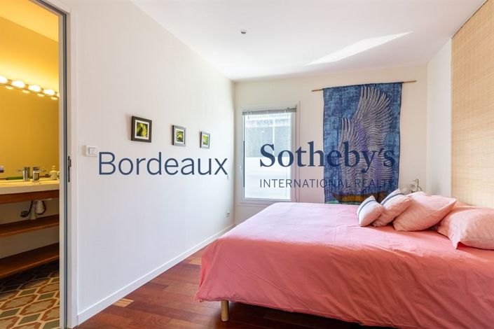 Image No.8-5 Bed House for sale