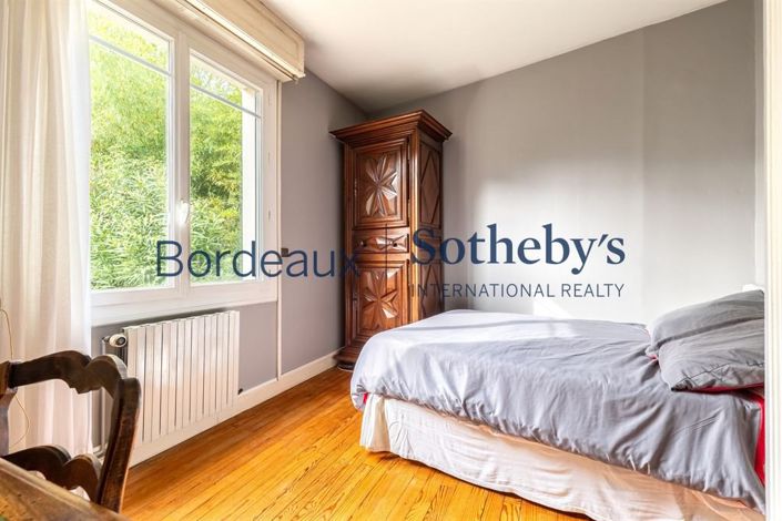 Image No.8-5 Bed House for sale