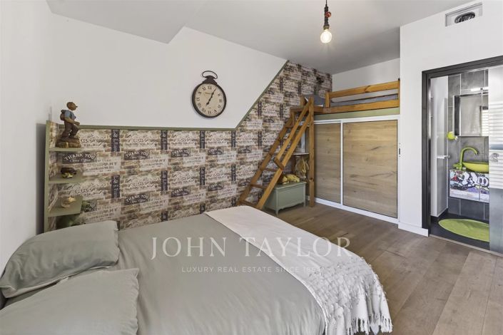Image No.16-5 Bed House for sale