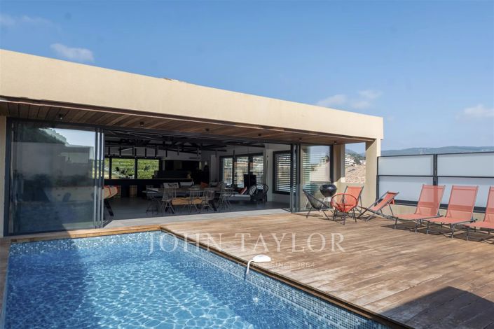 Image No.8-5 Bed House for sale