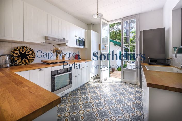 Image No.10-7 Bed House for sale