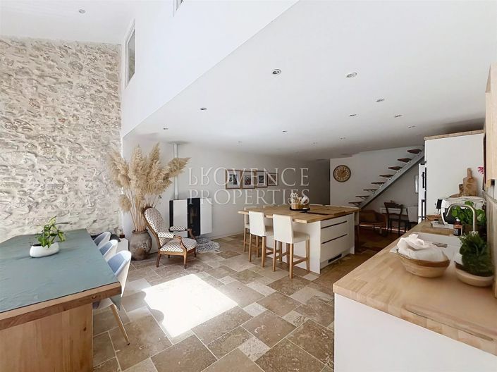 Image No.8-10 Bed House for sale