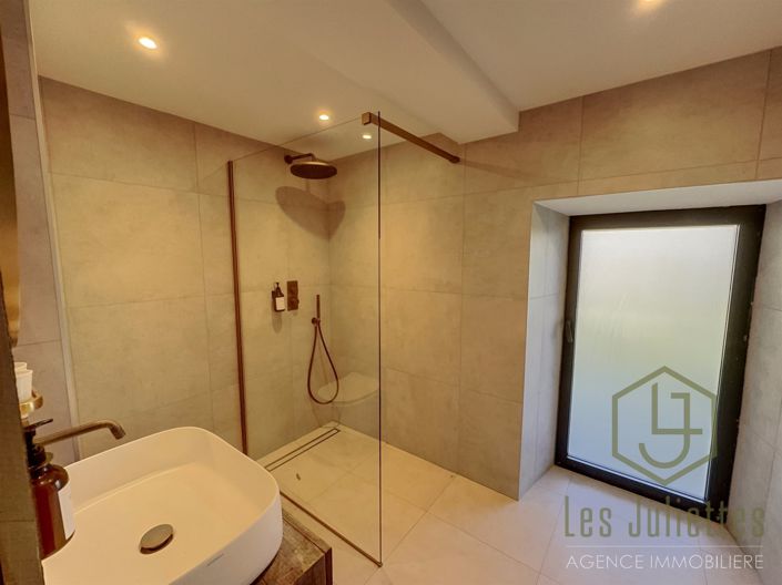 Image No.17-6 Bed House for sale