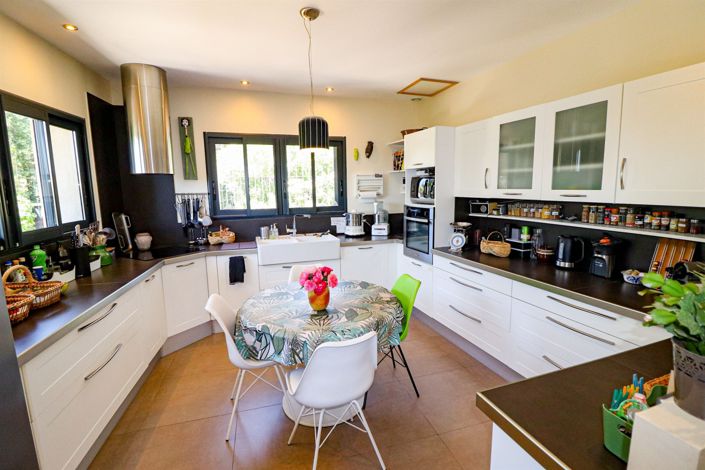 Image No.8-4 Bed House for sale