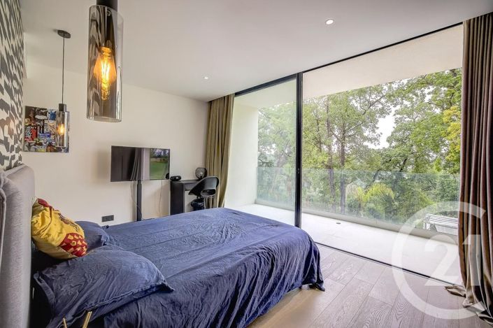 Image No.18-5 Bed House for sale
