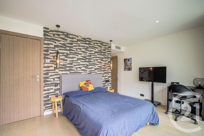 Image No.24-5 Bed House for sale