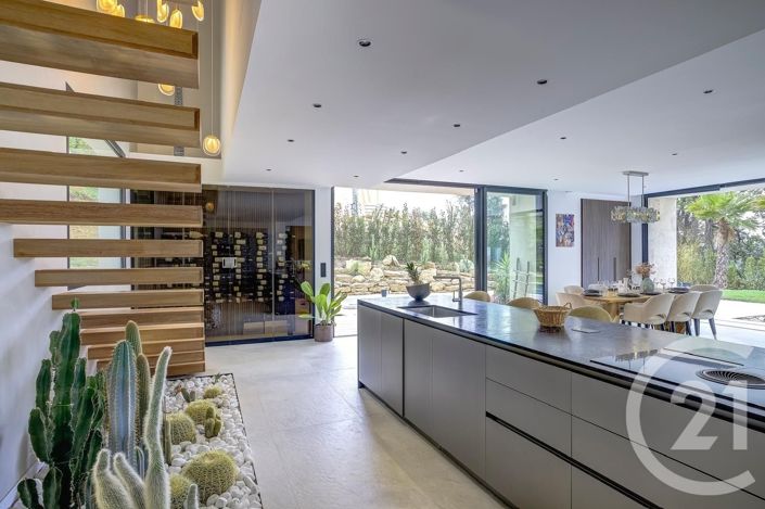 Image No.8-5 Bed House for sale