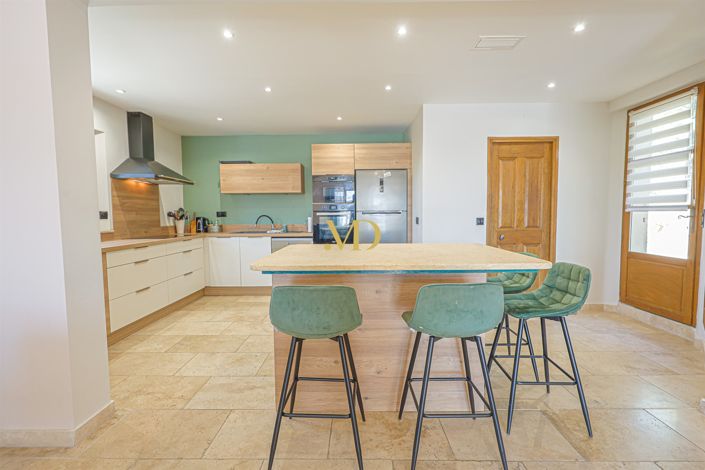 Image No.8-4 Bed House for sale