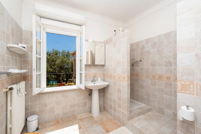 Image No.8-7 Bed House for sale