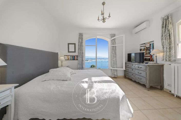 Image No.5-6 Bed House for sale