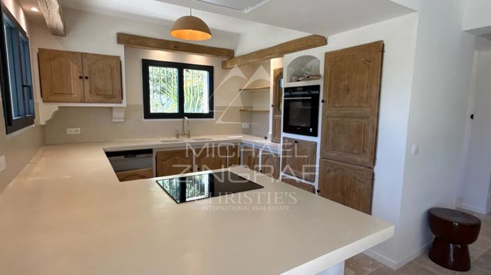 Image No.8-5 Bed House for sale